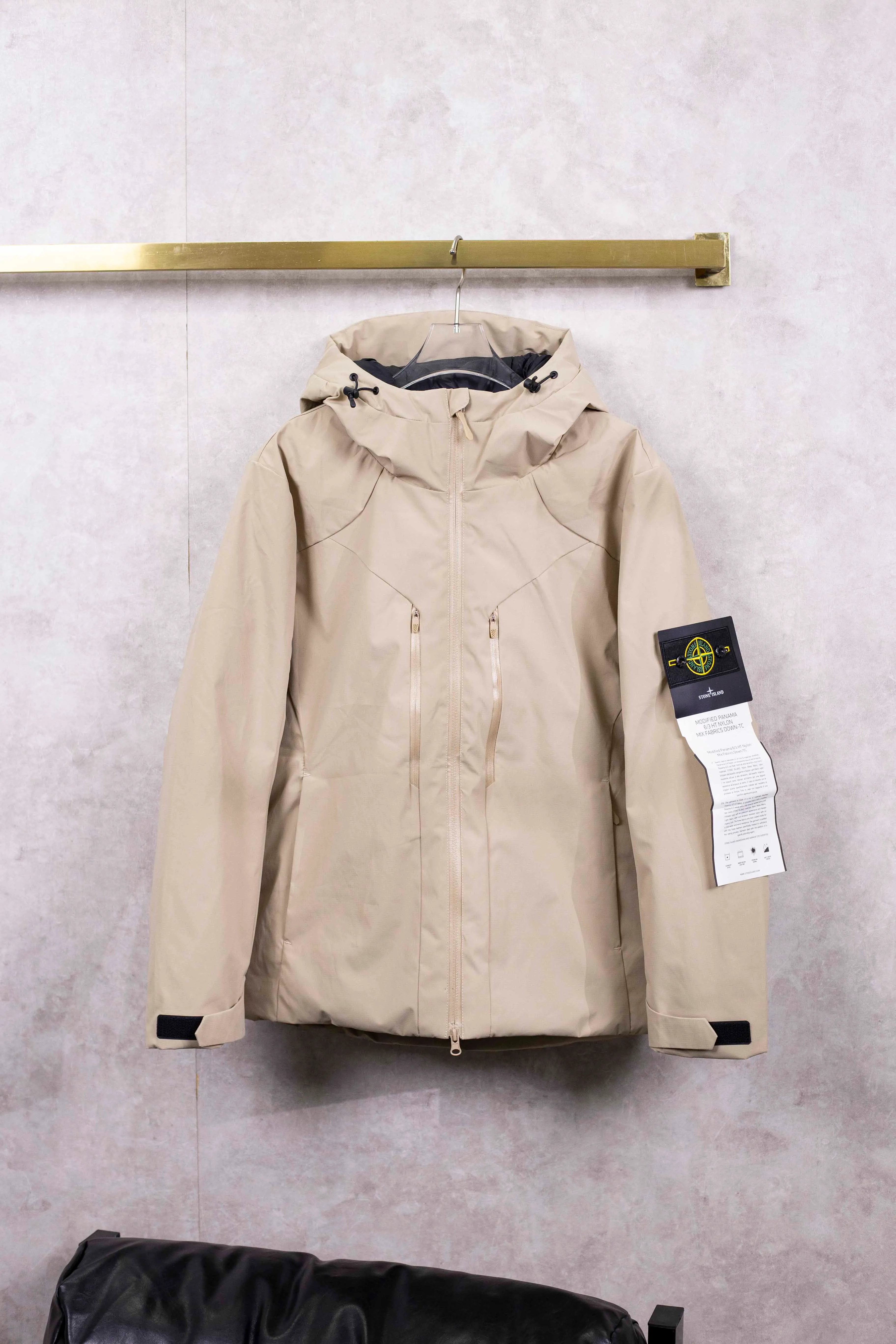 P390 Stone lsland/Stone Island new winter windproof, waterproof and warm hooded cotton jacket Size: M-3XL Color: mustard yellow carbon black beige brown olive green Enjoy the big-brand outdoor warmth experience at an affordable price! Each of the four colors has its own characteristics, and they continue the same outdoor functional design of Kolon: hooded and windproof, multiple pockets are practical, and the fabric has excellent warmth and wind resistance. With high cost performance, it brings a wearing experience that is not inferior to that of big brands. This winter, it is the right choice.